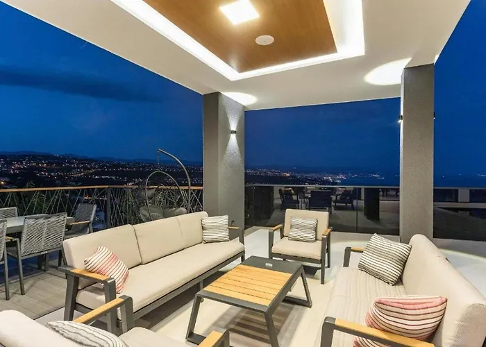 ヴィラ Titanium オパティヤ